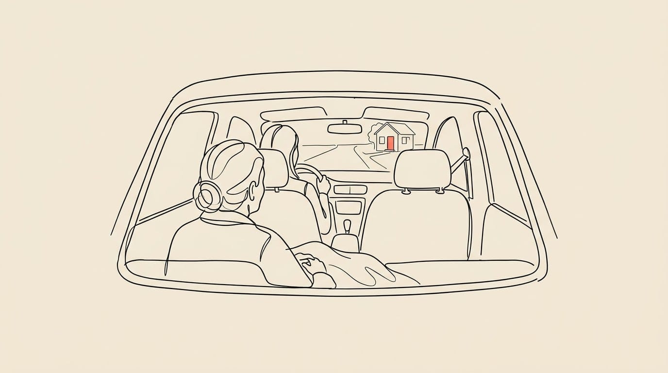 Idosa no banco de trás de um carro, com uma manta sobre os joelhos, e a filha ao volante; ao fundo, a casa com a porta vermelha.